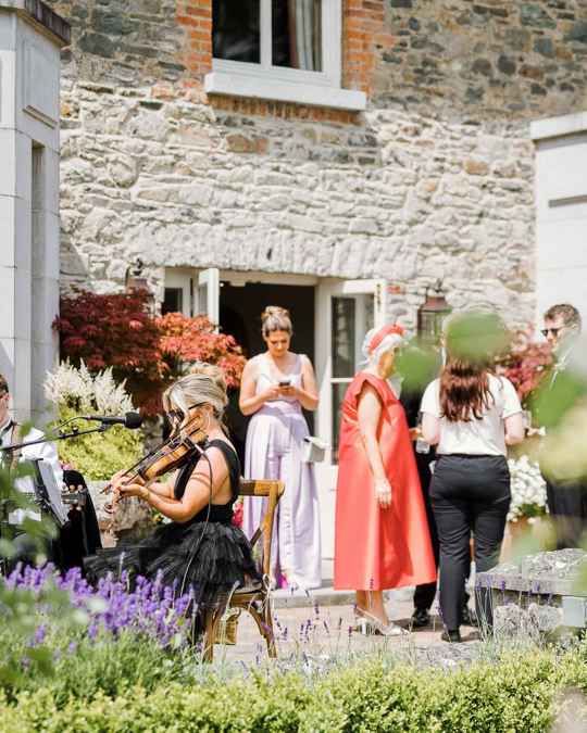 Outdoor wedding with live music at Virginia Park Lodge